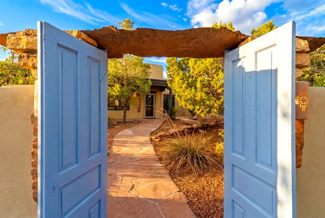 7 W Azulejo Court, Santa Fe, NM 87508