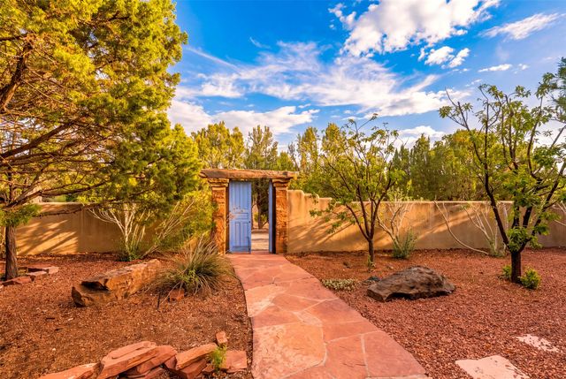 7 W Azulejo Court, Santa Fe, NM 87508