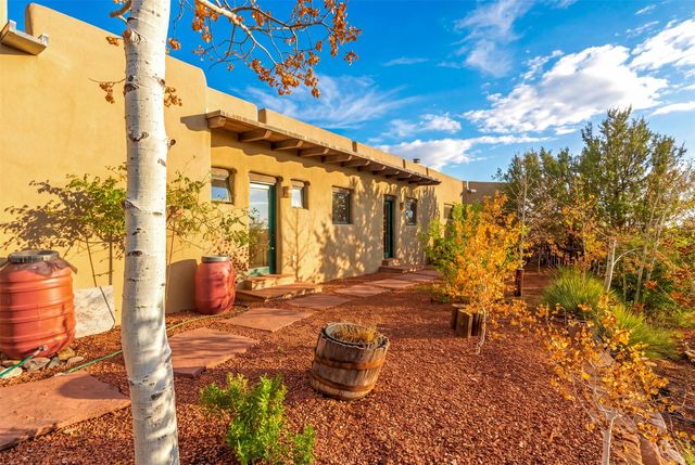 7 W Azulejo Court, Santa Fe, NM 87508