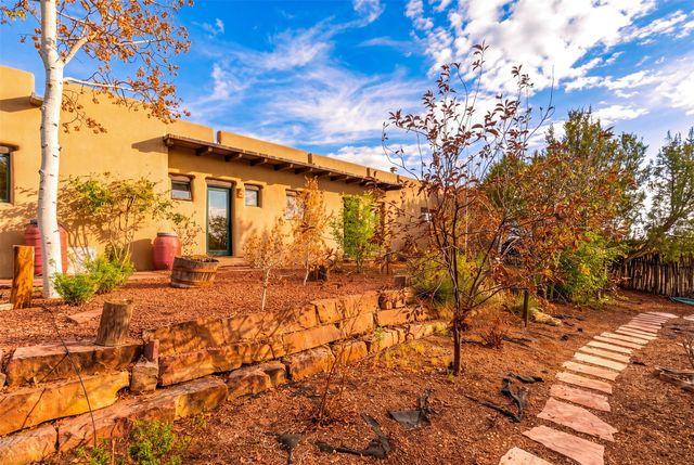7 W Azulejo Court, Santa Fe, NM 87508
