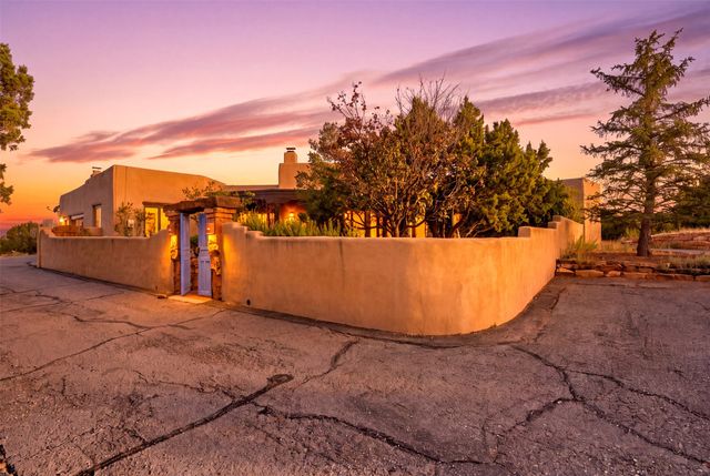 7 W Azulejo Court, Santa Fe, NM 87508