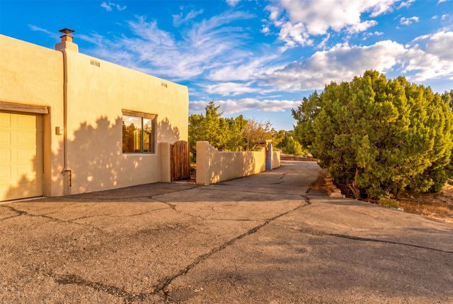 7 W Azulejo Court, Santa Fe, NM 87508