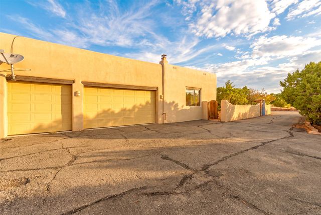 7 W Azulejo Court, Santa Fe, NM 87508
