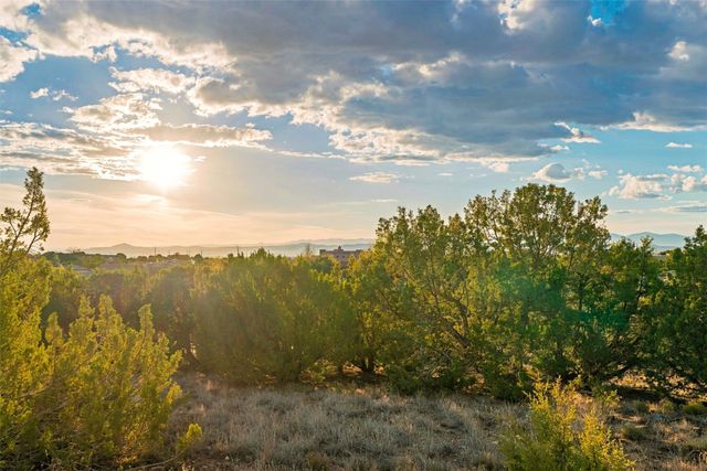 7 W Azulejo Court, Santa Fe, NM 87508