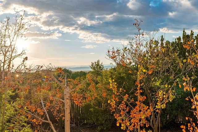 7 W Azulejo Court, Santa Fe, NM 87508