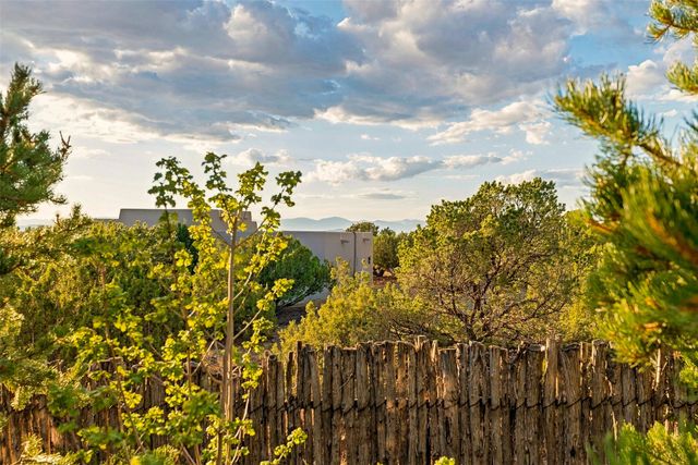 7 W Azulejo Court, Santa Fe, NM 87508