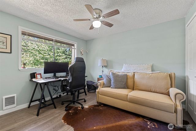 660 SW Harrier Circle #1, Oak Harbor, WA 98277