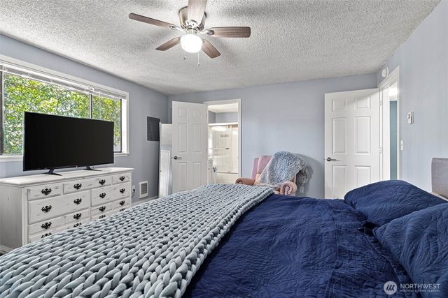 660 SW Harrier Circle #1, Oak Harbor, WA 98277