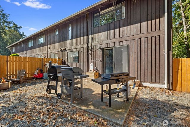 660 SW Harrier Circle #1, Oak Harbor, WA 98277