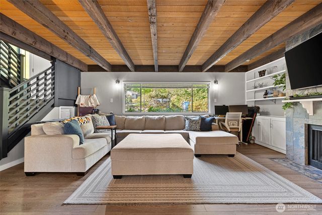 660 SW Harrier Circle #1, Oak Harbor, WA 98277