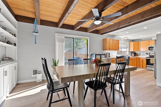 660 SW Harrier Circle #1, Oak Harbor, WA 98277