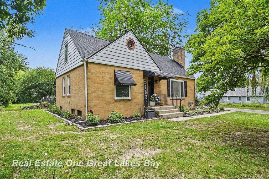 5250 N Center Road, Kochville Twp, MI 48604