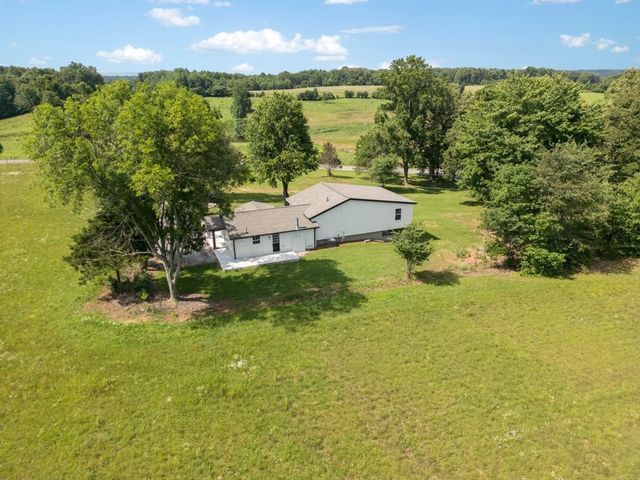 1877 Airport Lake Rd, Mcminnville, TN 37110