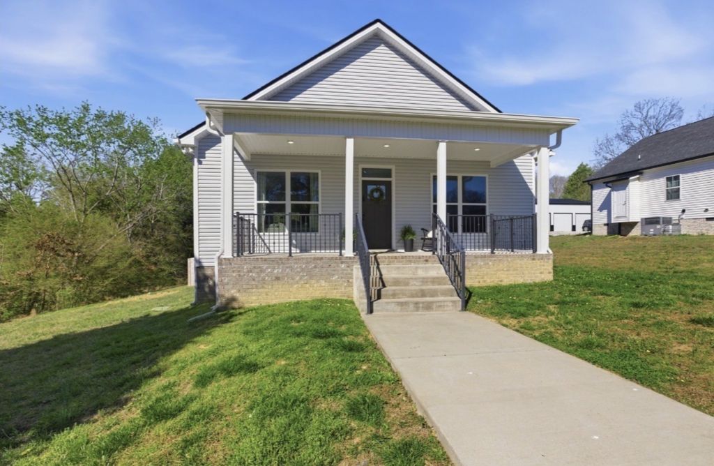 1030 Oak Dr, White Bluff, TN 37187