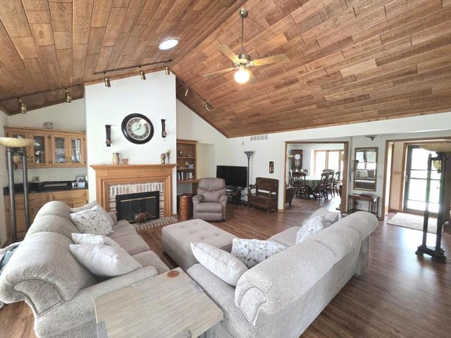 W292N6880 Dorn ROAD, Hartland, WI 53029