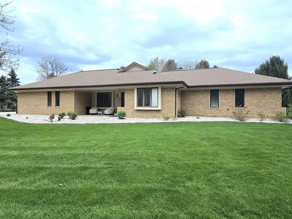 W292N6880 Dorn ROAD, Hartland, WI 53029