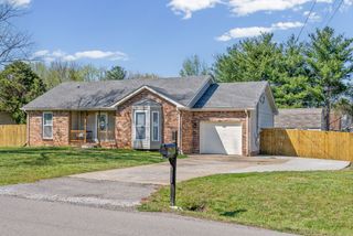 673 Buttercup Dr, Clarksville, TN 37040