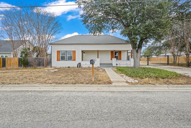1301 Avenue K, Hondo, TX 78861