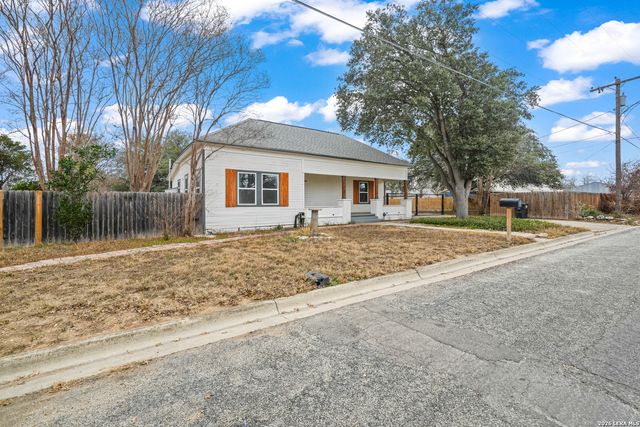 1301 Avenue K, Hondo, TX 78861