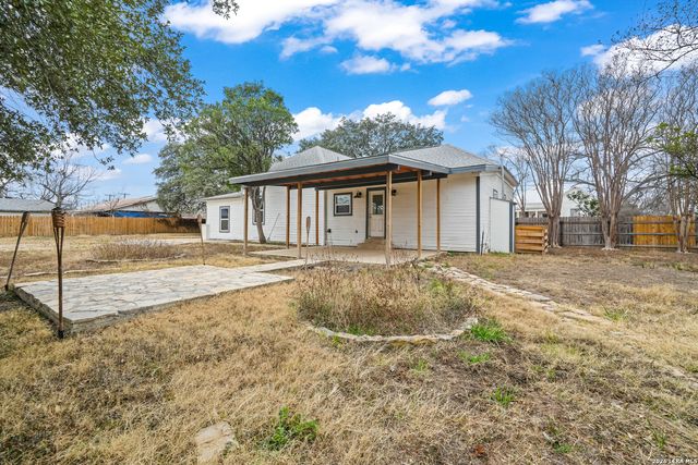 1301 Avenue K, Hondo, TX 78861