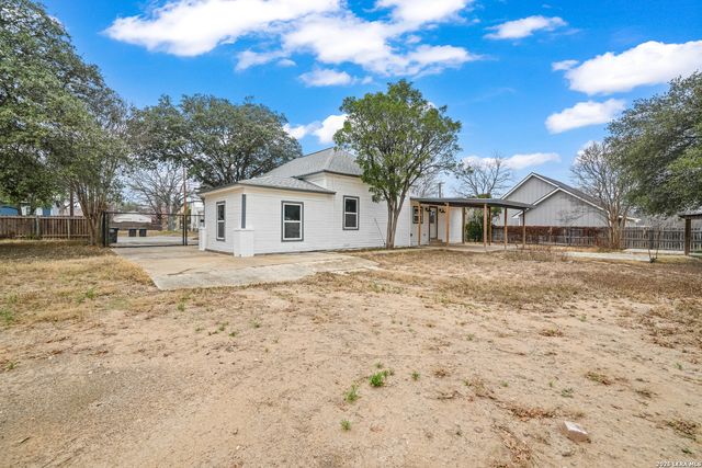 1301 Avenue K, Hondo, TX 78861