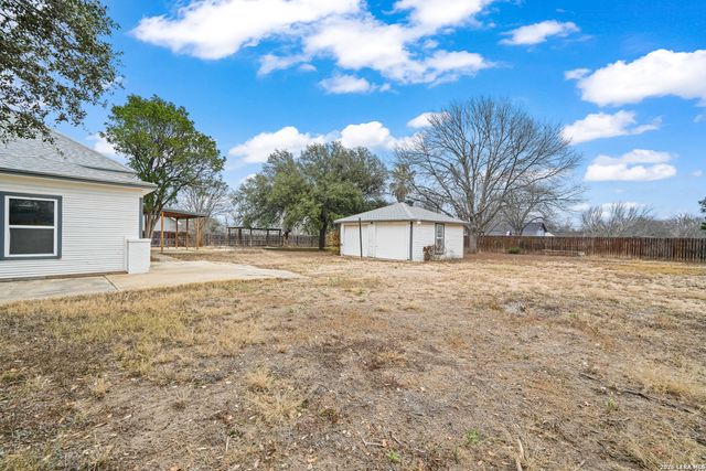1301 Avenue K, Hondo, TX 78861