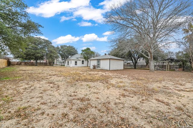 1301 Avenue K, Hondo, TX 78861