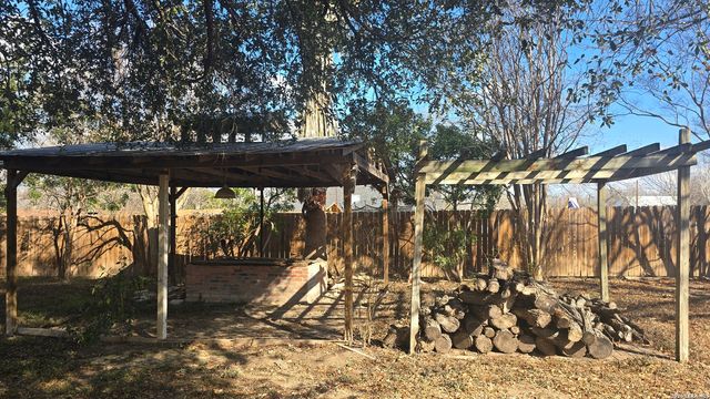 1301 Avenue K, Hondo, TX 78861