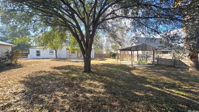 1301 Avenue K, Hondo, TX 78861