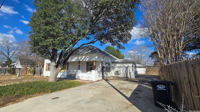 1301 Avenue K, Hondo, TX 78861
