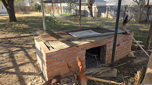 1301 Avenue K, Hondo, TX 78861