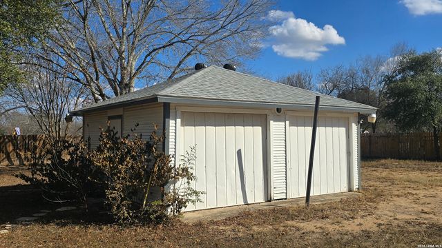1301 Avenue K, Hondo, TX 78861