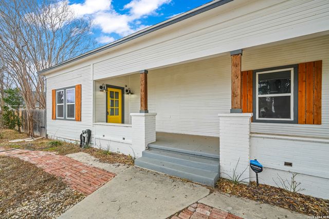 1301 Avenue K, Hondo, TX 78861