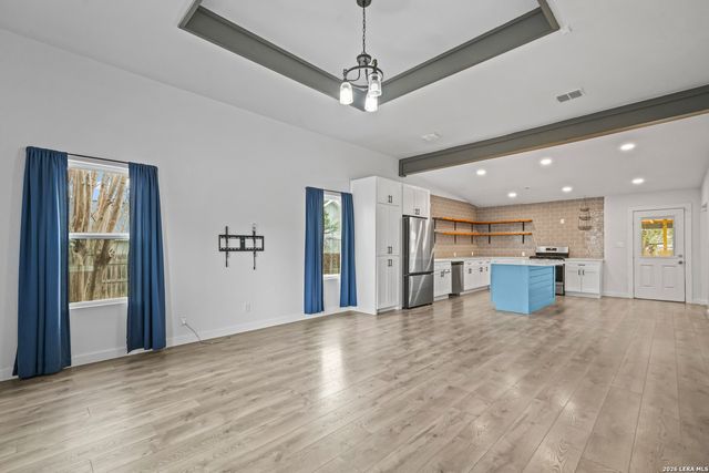 1301 Avenue K, Hondo, TX 78861