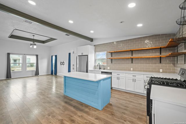 1301 Avenue K, Hondo, TX 78861