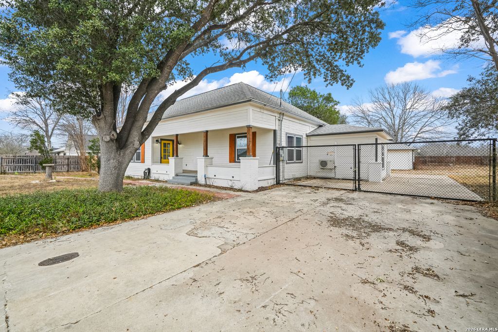 1301 Avenue K, Hondo, TX 78861