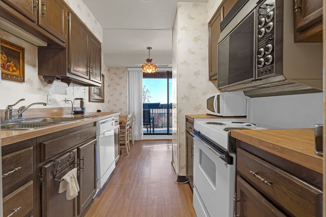 3801 Appian Way 403, Glenview, IL 60025