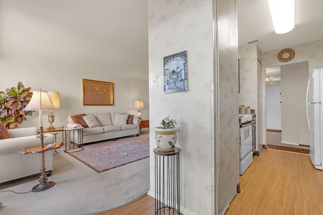 3801 Appian Way 403, Glenview, IL 60025