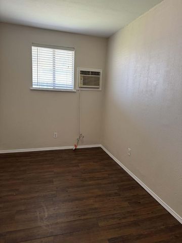 1511 W Sunnyside Avenue, Visalia, CA 93277