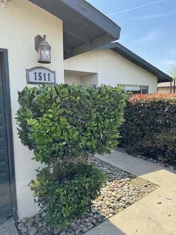 1511 W Sunnyside Avenue, Visalia, CA 93277