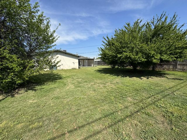 1511 W Sunnyside Avenue, Visalia, CA 93277