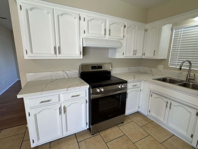 1511 W Sunnyside Avenue, Visalia, CA 93277