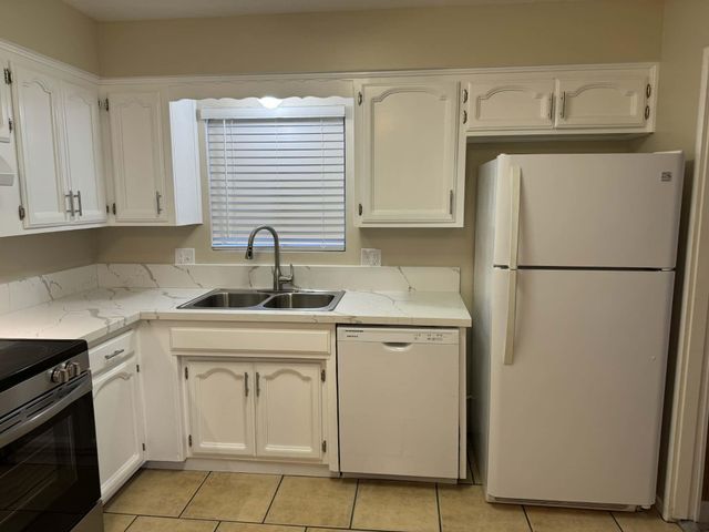 1511 W Sunnyside Avenue, Visalia, CA 93277