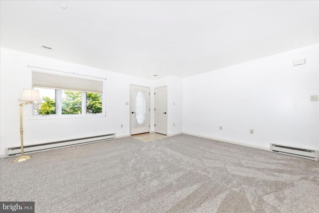 Image 10 of property listing at 372 WINDING OAK DR, Hagerstown, MD 21740