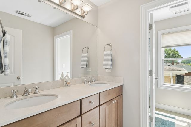 103 S Donald Avenue, Arlington Heights, IL 60004
