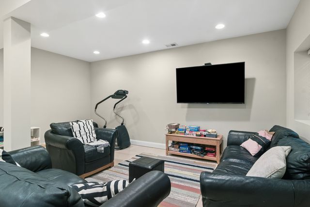103 S Donald Avenue, Arlington Heights, IL 60004