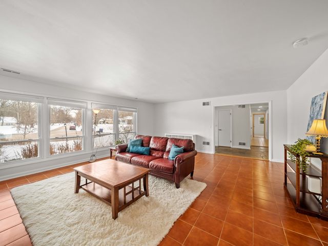 16 Yorkshire Drive, Lincolnshire, IL 60069