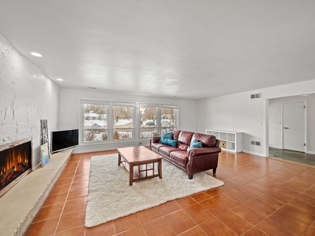 16 Yorkshire Drive, Lincolnshire, IL 60069