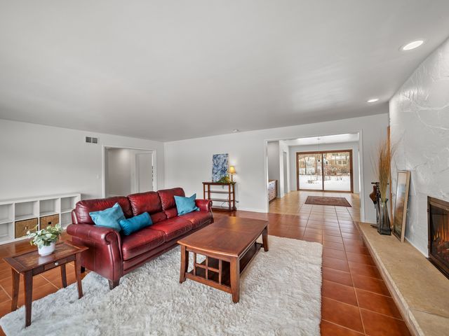 16 Yorkshire Drive, Lincolnshire, IL 60069