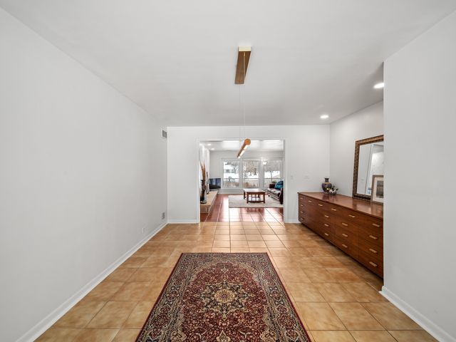 16 Yorkshire Drive, Lincolnshire, IL 60069